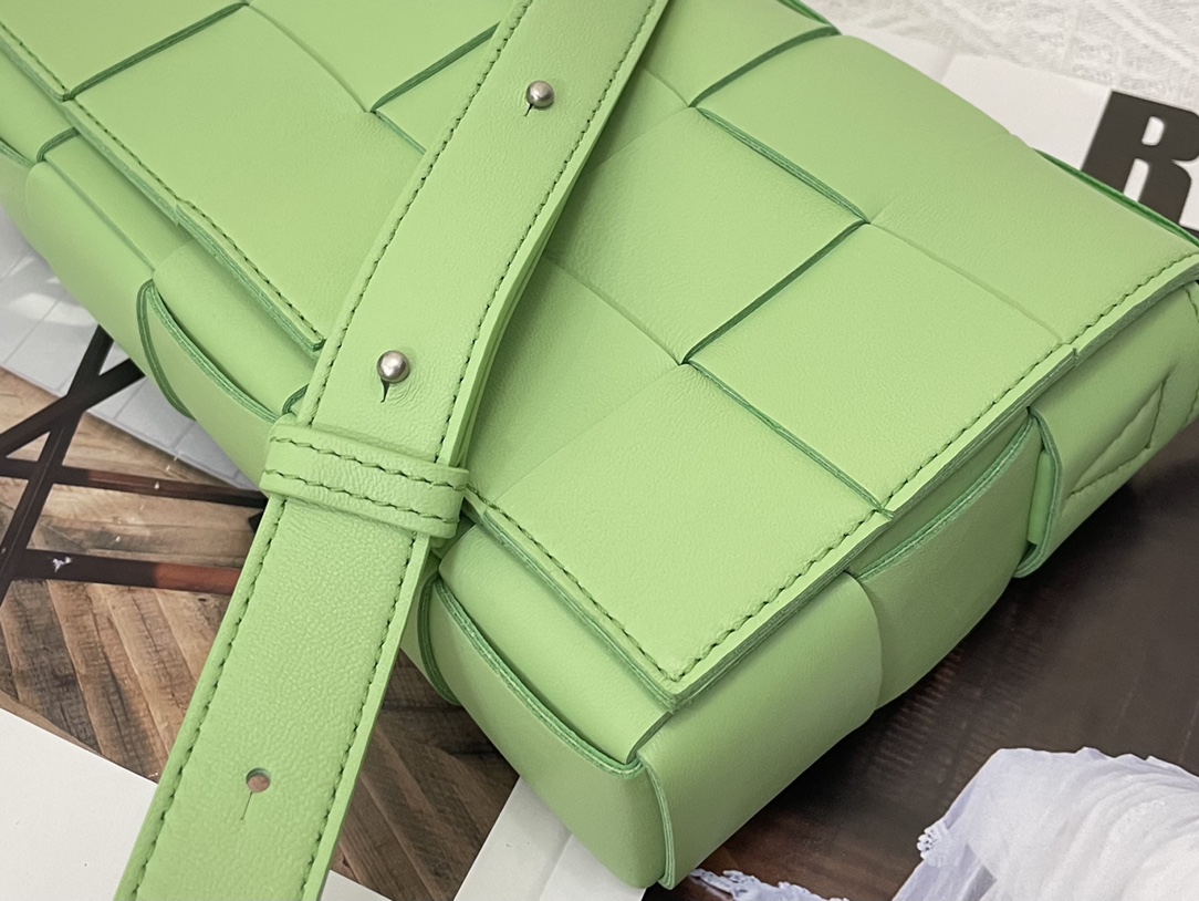 Cassette Intreccio Leather Cross-body Bag Apple Green